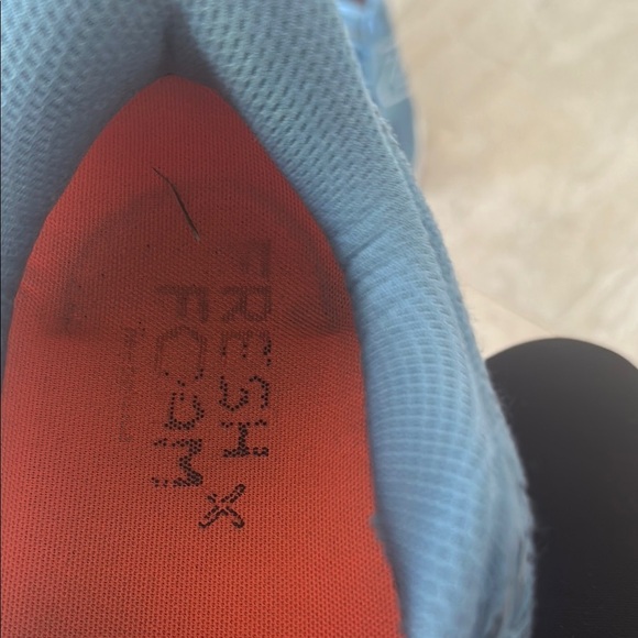 New Balance Blue Athletic Shoes with Cushioned Sole fresh and foam 880 - Picture 5 of 12